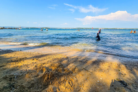 Mobilhome Kučica - písečná pláž Studenac 300 m od mobilhomu, Tkon, ostrov Pašman, Chorvatsko