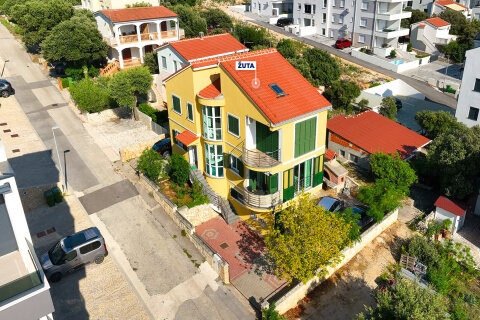 Apartmány Žuta - záběr z dronu (září 2025), Mandre, ostrov Pag, Chorvatsko