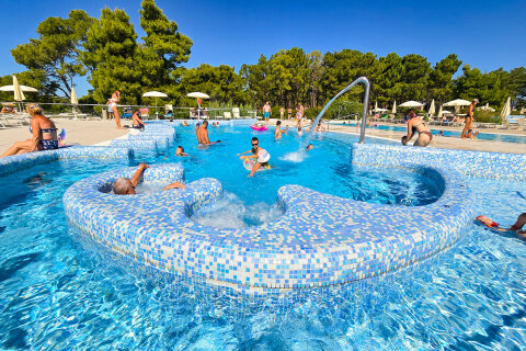 Zaton Holiday Resort - bazénový komplex blízko pláže, Zaton, Zadarská riviéra, Chorvatsko