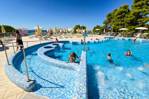 Zaton Holiday Resort - bazénový komplex blízko pláže, Zaton, Zadarská riviéra, Chorvatsko