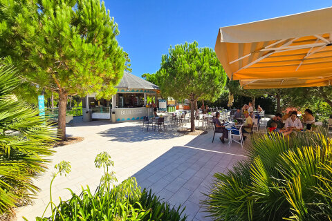 Zaton Holiday Resort - restaurace u bazénu, Zaton, Zadarská riviéra, Chorvatsko