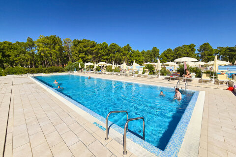 Zaton Holiday Resort - bazénový komplex blízko pláže, Zaton, Zadarská riviéra, Chorvatsko
