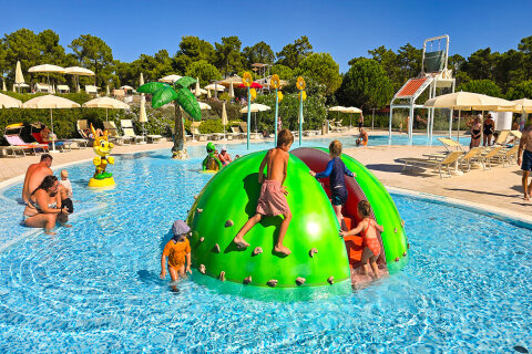 Zaton Holiday Resort - bazénový komplex blízko pláže, Zaton, Zadarská riviéra, Chorvatsko