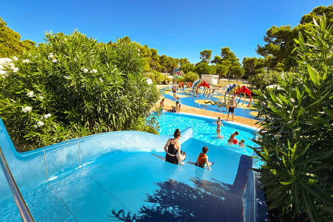 Zaton Holiday Resort - bazénový komplex blízko pláže, Zaton, Zadarská riviéra, Chorvatsko