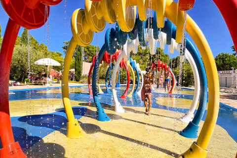 Zaton Holiday Resort - bazénový komplex blízko pláže, Zaton, Zadarská riviéra, Chorvatsko