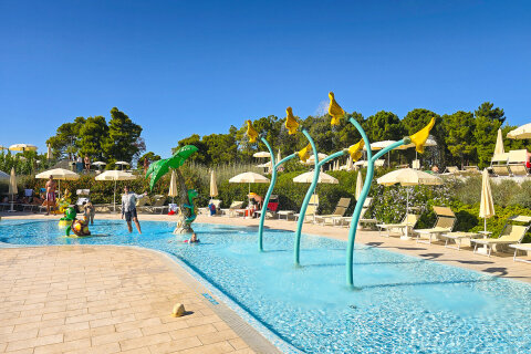 Zaton Holiday Resort - bazénový komplex blízko pláže, Zaton, Zadarská riviéra, Chorvatsko