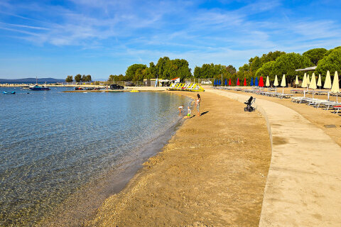 Zaton Holiday Resort - písečná pláž, Zaton, Zadarská riviéra, Chorvatsko