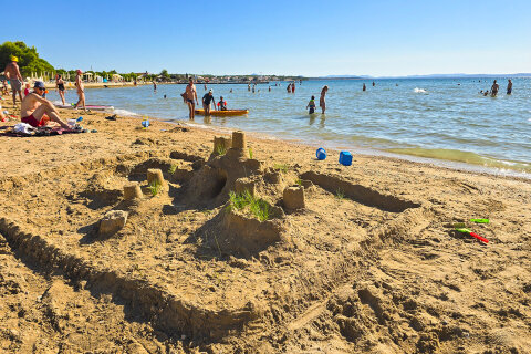 Zaton Holiday Resort - písečná pláž, Zaton, Zadarská riviéra, Chorvatsko