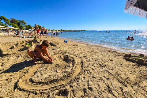 Zaton Holiday Resort - písečná pláž, Zaton, Zadarská riviéra, Chorvatsko