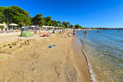 Zaton Holiday Resort - písečná pláž, Zaton, Zadarská riviéra, Chorvatsko