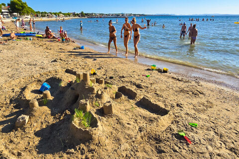 Zaton Holiday Resort - písečná pláž, Zaton, Zadarská riviéra, Chorvatsko