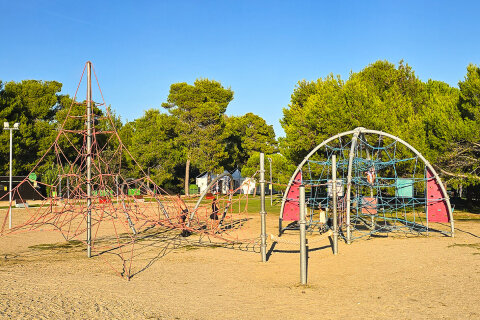 Zaton Holiday Resort - dětské hřiště u pláže, Zaton, Zadarská riviéra, Chorvatsko