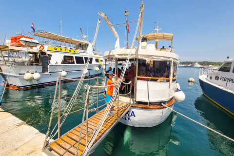 Lodní výlet z Puly na ostrůvek Sveti Jerolim, národní park Brijuni, Istrie, Chorvatsko