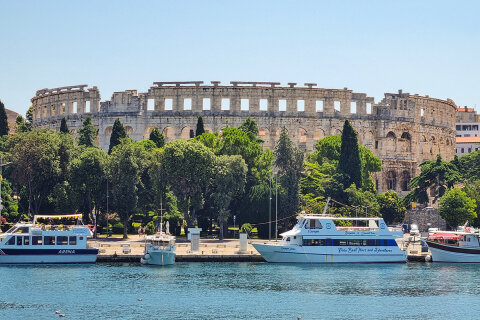 Lodní výlet z Puly na ostrůvek Sveti Jerolim, národní park Brijuni, Istrie, Chorvatsko