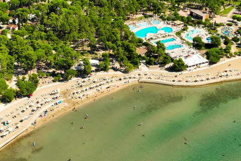 Zaton Holiday Resort - pohled z dronu na bazénový komplex u písečné pláže, Zaton, Zadarská riviéra, Chorvatsko