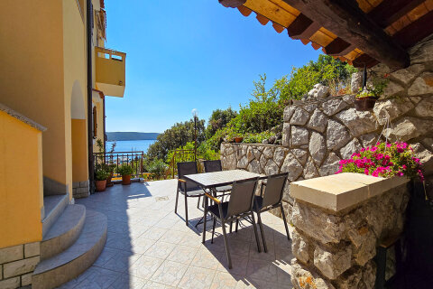 Apartmány Pojana - posezení u grilu Martinšćica, ostrov Cres, Chorvatsko