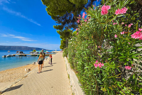 Resort Kovačine - promenáda podél pláže, Cres, ostrov Cres, Chorvatsko