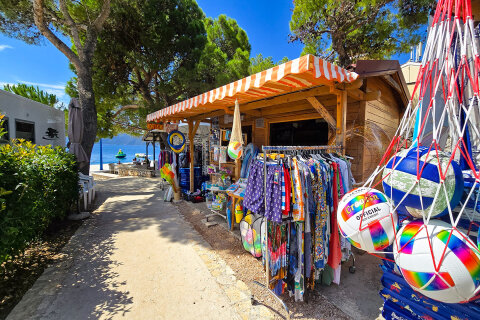 Resort Kovačine - stánky s plážovým potřebami, Cres, ostrov Cres, Chorvatsko