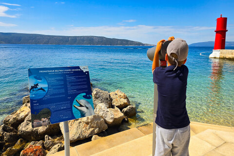 Resort Kovačine - dalekohled na pozorování delfínů u pláže, Cres, ostrov Cres, Chorvatsko