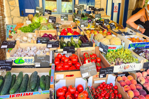 Resort Kovačine - stánek s ovocem a zeleninou, Cres, ostrov Cres, Chorvatsko