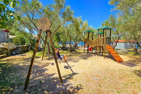 Resort Kovačine - dětské hřiště u pláže, Cres, ostrov Cres, Chorvatsko