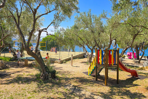 Resort Kovačine - hřiště a plážový volejbal u pláže, Cres, ostrov Cres, Chorvatsko