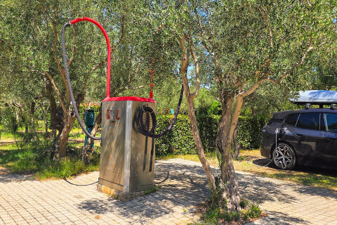 Resort Kovačine - autovysavač a dobíjecí stanice elektro automobilů, Cres, ostrov Cres, Chorvatsko