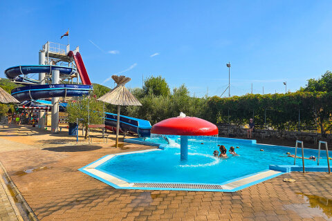 Punat - tobogán u pláže, ostrov Krk, Chorvatsko