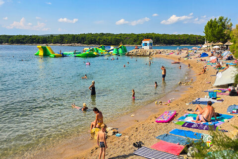 Punat - pláže, ostrov Krk, Chorvatsko