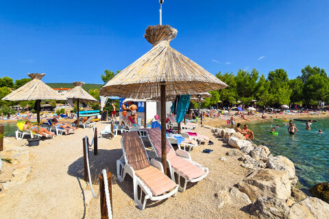 Punat - půjčovna lehátek a slunečníků u pláže, ostrov Krk, Chorvatsko