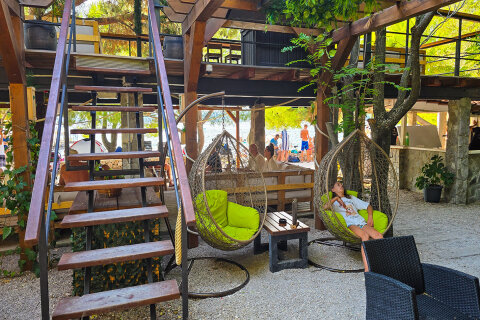 Punat - bar u pláže, ostrov Krk, Chorvatsko