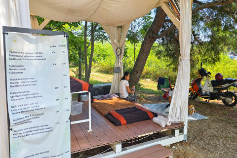 Punat - nabídka masáží u pláže, ostrov Krk, Chorvatsko