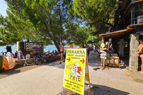 Punat - pláže, ostrov Krk, Chorvatsko