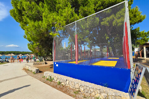 Punat - trampolíny u pláže, ostrov Krk, Chorvatsko