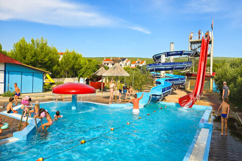 Punat - tobogán u pláže, ostrov Krk, Chorvatsko