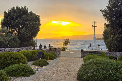 Punat - západ slunce na promenádě, ostrov Krk, Chorvatsko