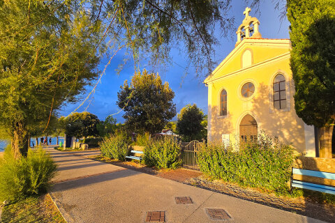 Punat - promenáda, ostrov Krk, Chorvatsko