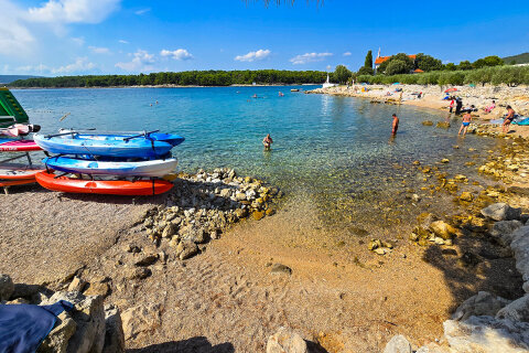 Punat - pláže, ostrov Krk, Chorvatsko