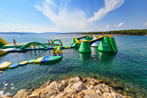 Punat - nafukovací aquapark u pláže, ostrov Krk, Chorvatsko