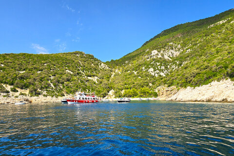 Pláž u jeskyně Plave grote (Modrá jeskyně), ostrov Cres, Chorvatsko