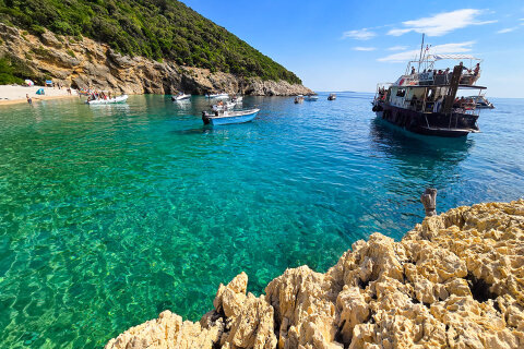 Pláž u jeskyně Plave grote (Modrá jeskyně), ostrov Cres, Chorvatsko