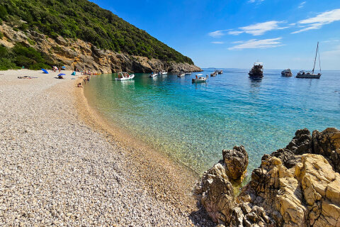 Pláž u jeskyně Plave grote (Modrá jeskyně), ostrov Cres, Chorvatsko
