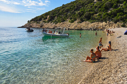 Pláž u jeskyně Plave grote (Modrá jeskyně), ostrov Cres, Chorvatsko