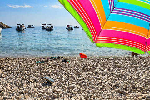 Pláž u jeskyně Plave grote (Modrá jeskyně), ostrov Cres, Chorvatsko