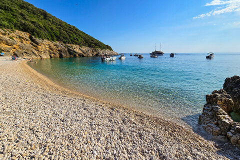 Pláž u jeskyně Plave grote (Modrá jeskyně), ostrov Cres, Chorvatsko