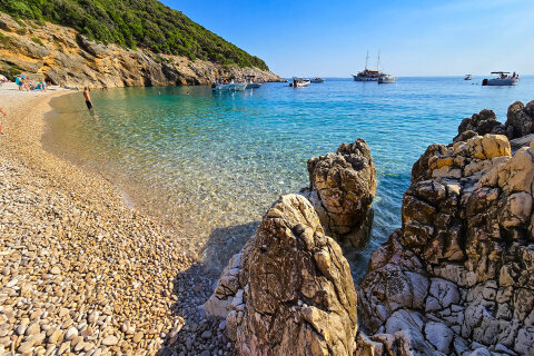Pláž u jeskyně Plave grote (Modrá jeskyně), ostrov Cres, Chorvatsko