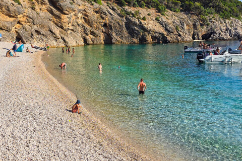 Pláž u jeskyně Plave grote (Modrá jeskyně), ostrov Cres, Chorvatsko