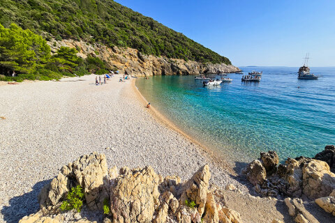 Pláž u jeskyně Plave grote (Modrá jeskyně), ostrov Cres, Chorvatsko
