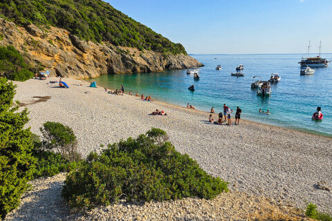 Pláž u jeskyně Plave grote (Modrá jeskyně), ostrov Cres, Chorvatsko