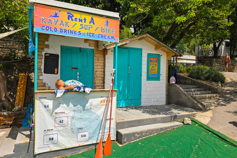 Mobilhome Salumbra - půjčovna kajaků a paddleboardů u betonové pláže, Selce, Crikvenická riviéra, Chorvatsko